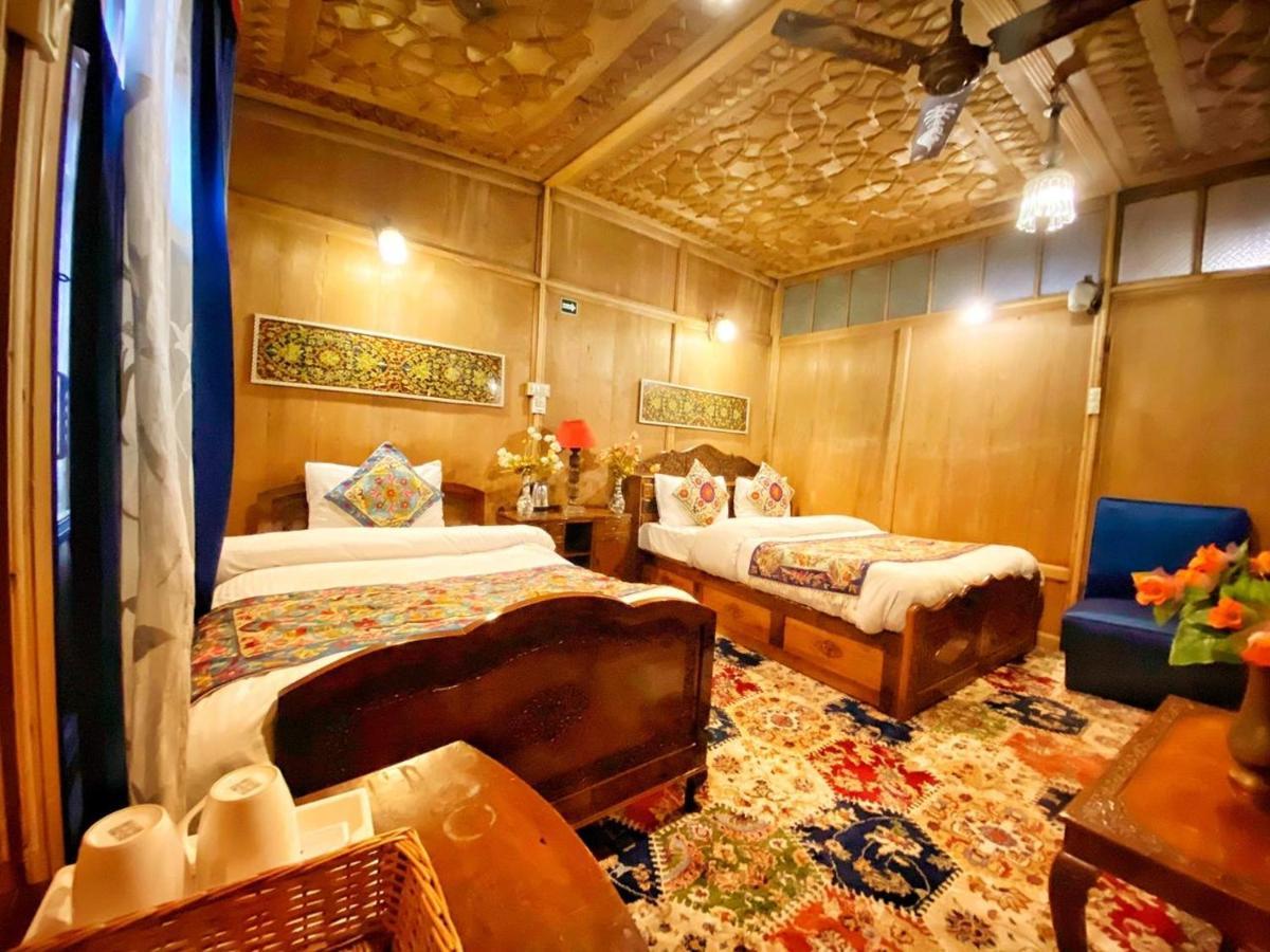 Bed and Breakfast Lake Victoria Houseboats à Srīnagar Extérieur photo