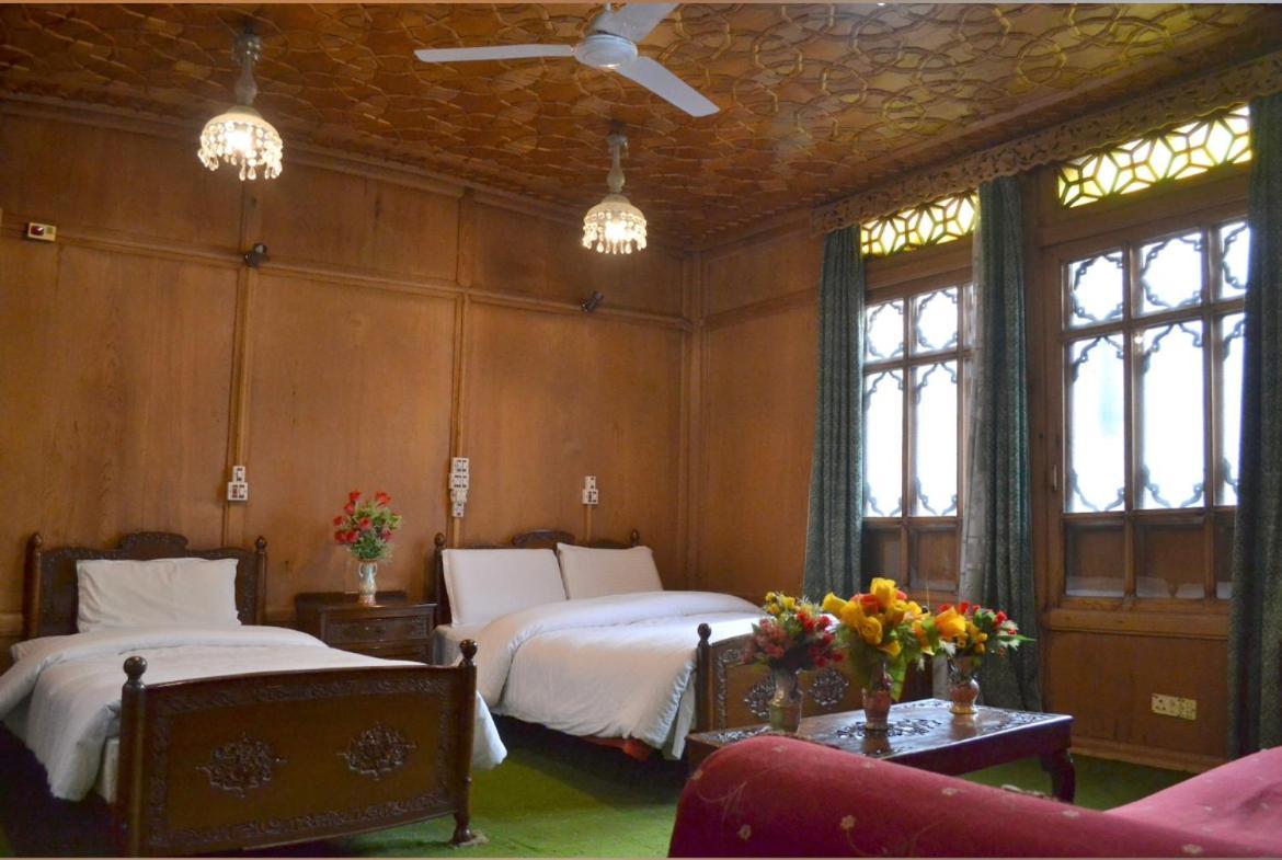 Bed and Breakfast Lake Victoria Houseboats à Srīnagar Extérieur photo