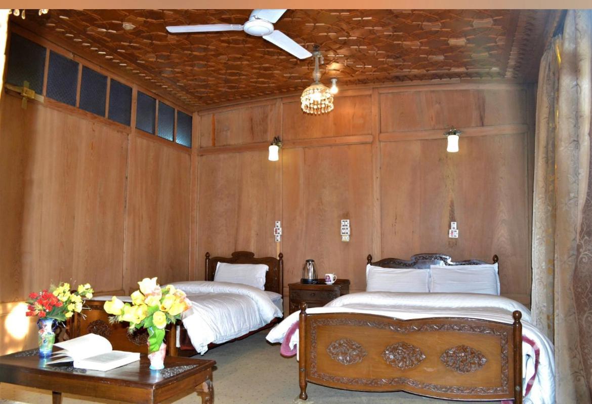 Bed and Breakfast Lake Victoria Houseboats à Srīnagar Extérieur photo